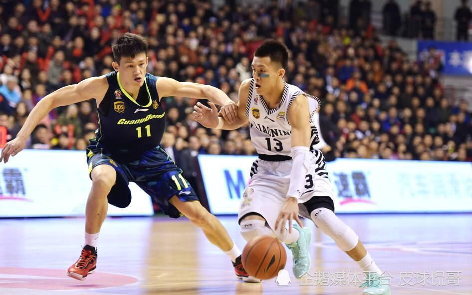 清代末年，义和团神打之术一时髦盛，曾进宫表演，得西太后奖赏。转眼已经是平易近国，小门徒萧千（汪禹 饰）随师父以神打术行走江湖，一日师父年夜醉，萧千被世人拖往请神。萧千神功虽无，武功确有，一番猴拳加道具的表演蒙混了不雅众，却获咎了不雅法的拳师，被追打出镇。萧千迤逦来到一小镇，因为用神打术替小乞儿出头，起头在镇上崭露头角。路见不服的性情让他惹事无数，也拜此所赐结识智慧姑娘弓足（林珍异 饰）。一对儿心思纯正、襟怀胸襟公理的同伴自此为镇上“人鬼两界”的困难奔波。固然，萧千也不会抛却助人时代任何一次可以填饱肚子的机遇……